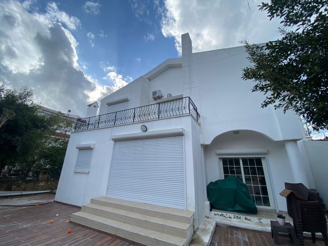 Villa mit privatem Pool und Blick auf die Berge und das Meer in einer anständigen Gegend in Ozanköy