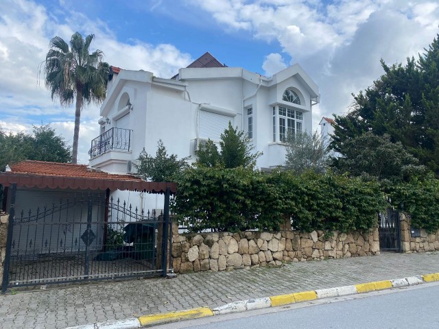 Villa with private pool with mountain sea view in a decent neighborhood in Ozanköy