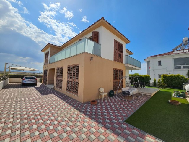 6+1 detached villa with 350m2 Turkish construction in the center of Yenikent.