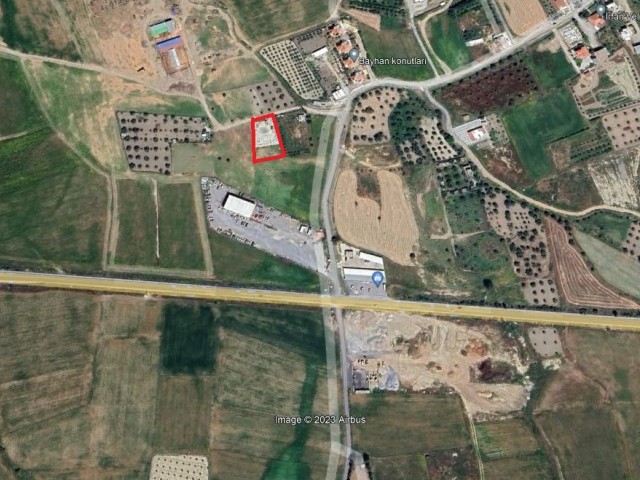 Grundstück größer als 1 Dekar, ganz in der Nähe der Hauptstraße Nikosia Iskele.