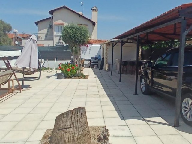 4+1 Villa mit großem Garten und privatem Pool, nahe der Hauptstraße in Kyrenia Ozanköy.