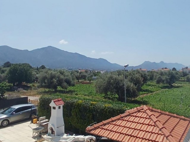 4+1 Villa mit großem Garten und privatem Pool, nahe der Hauptstraße in Kyrenia Ozanköy.