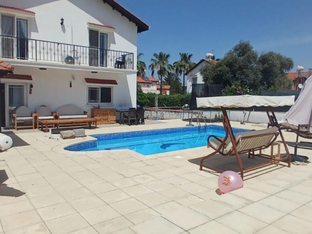 4+1 Villa mit großem Garten und privatem Pool, nahe der Hauptstraße in Kyrenia Ozanköy.