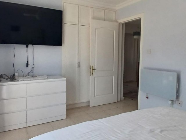 Girne Ozanköy'de anayola yakın, 4+1 ,geniş bahçeli, özel havuzlu villa.