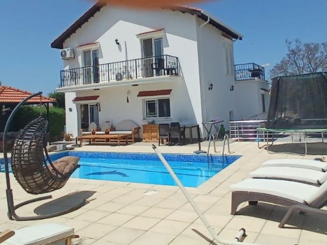 4+1 Villa mit großem Garten und privatem Pool, nahe der Hauptstraße in Kyrenia Ozanköy.