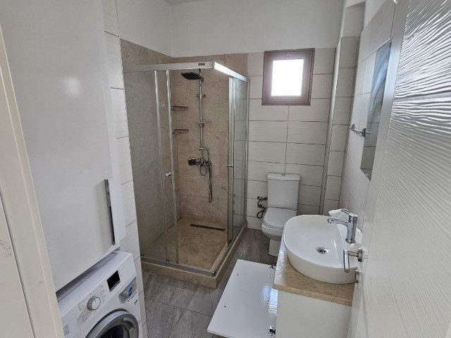 2+1 möblierte Penthouse-Wohnung mit Aufzug im Zentrum von Marmara.