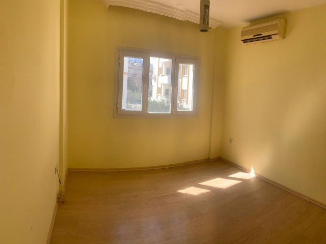 UNFURNISHED OFFICE OR WORKPLACE FOR RENT ON A BUSY STREET WITH COMMERCIAL PERMIT IN THE CENTER OF GUINEA