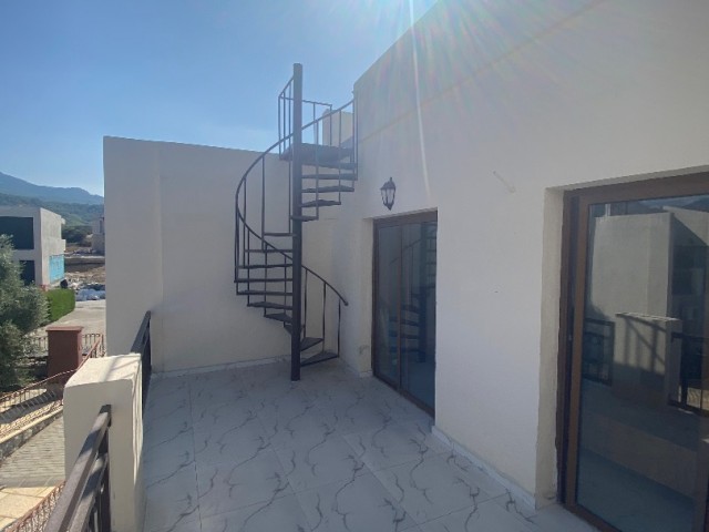 2+1 WOHNUNG MIT POOL IN ESENTEPE, GIRNE, MIT VOLLSTÄNDIGEM BERG- UND MEERBLICK, VOLLSTÄNDIG RENOVIERT INNEN, IN NEUEM ZUSTAND