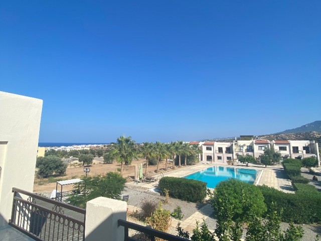 2+1 WOHNUNG MIT POOL IN ESENTEPE, GIRNE, MIT VOLLSTÄNDIGEM BERG- UND MEERBLICK, VOLLSTÄNDIG RENOVIERT INNEN, IN NEUEM ZUSTAND