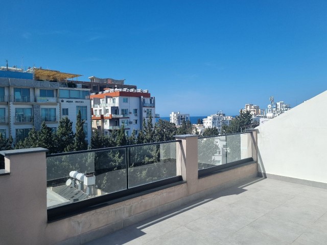 Girne Merkezinde deniz ve dağ manzaralı penthouse