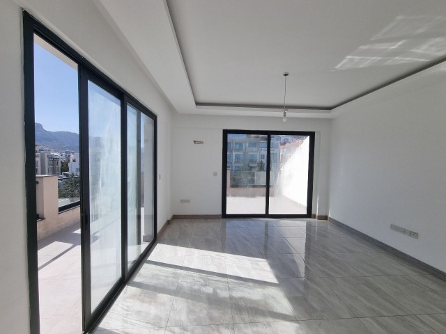 Girne Merkezinde deniz ve dağ manzaralı penthouse