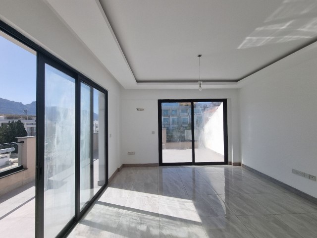 Girne Merkezinde deniz ve dağ manzaralı penthouse