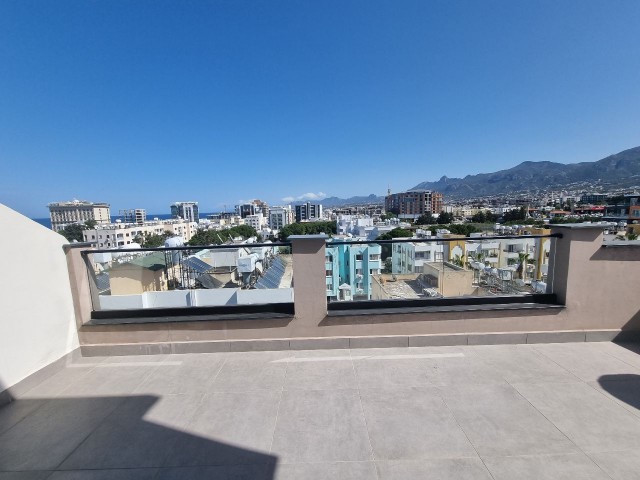 Girne Merkezinde deniz ve dağ manzaralı penthouse