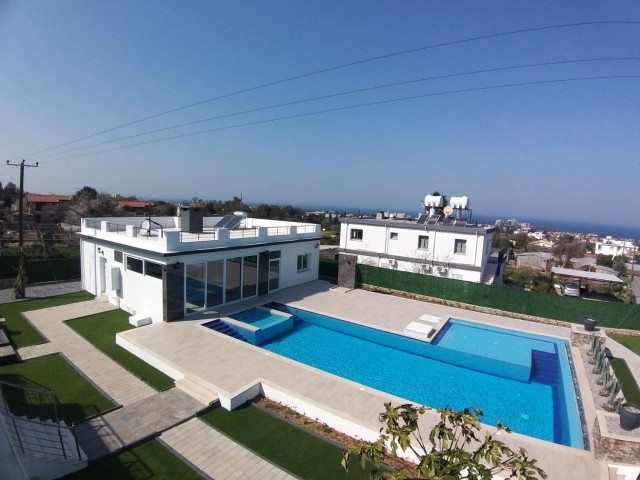 Girne/Alsancak 1650 M2 içinde 2tane 2+1 ,1 tene 1+1 sundown Villa