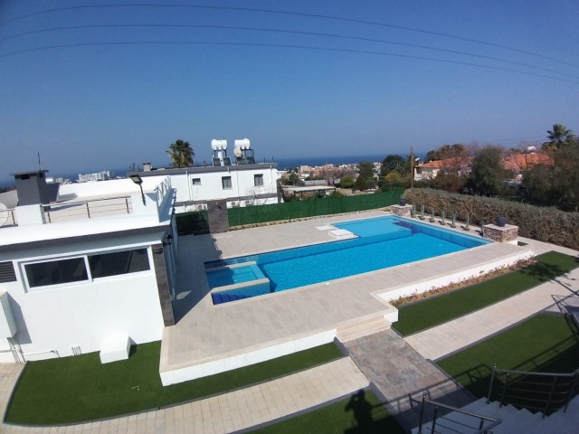 Kyrenia/Alsancak 1650 M2 in 2 2+1, 1 1+1 Villa mit Sonnenuntergang