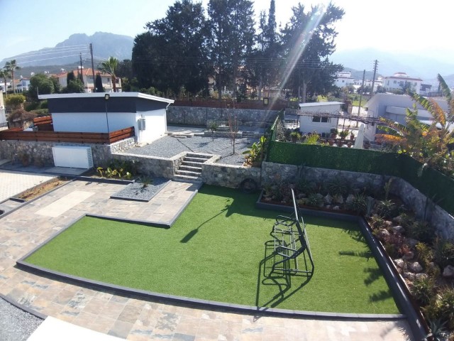 Kyrenia/Alsancak 1650 M2 in 2 2+1, 1 1+1 sundown Villa