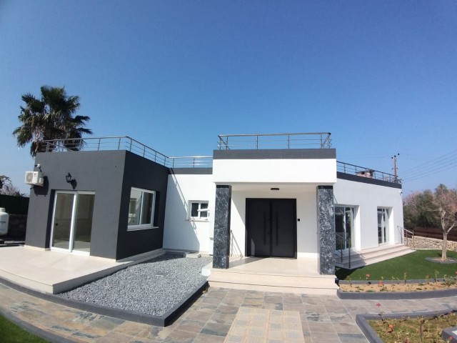 Kyrenia/Alsancak 1650 M2 in 2 2+1, 1 1+1 Villa mit Sonnenuntergang