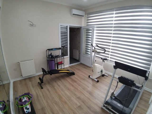 Girne/Alsancak 1650 M2 içinde 2tane 2+1 ,1 tene 1+1 sundown Villa