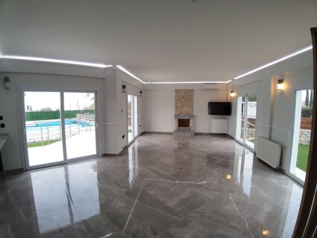 Kyrenia/Alsancak 1650 M2 in 2 2+1, 1 1+1 Villa mit Sonnenuntergang