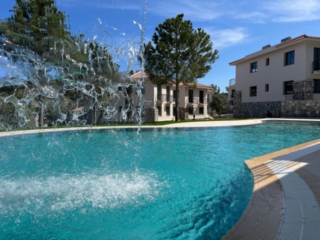 Ein großartiger Ort für Urlaub und Investitionszwecke mit 2 Schlafzimmern 2 Bädern mit einem Gemeinschaftspool mit Meer und Bergblick. 