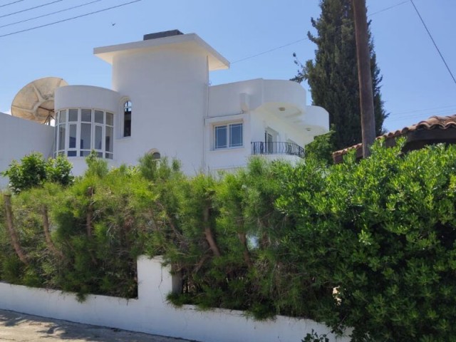 Karaoglanoglu bölgesinde özel havuzlu eşyalı 4 yatak odalı villa 