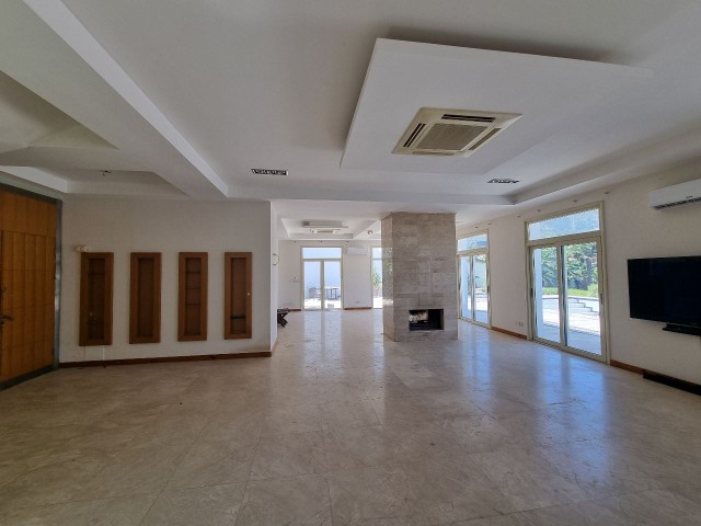 Özel  bölgesinde 4×12 Özel havuzlu geniş 1400m2 bahçe ile olan 3 yatak odalı villa 