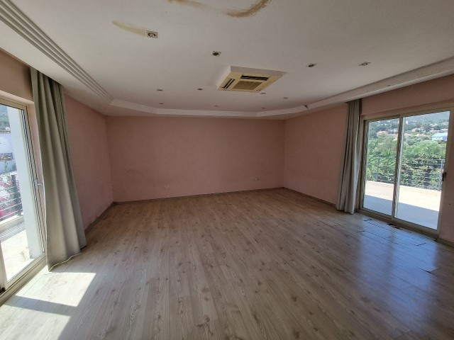 Özel  bölgesinde 4×12 Özel havuzlu geniş 1400m2 bahçe ile olan 3 yatak odalı villa 