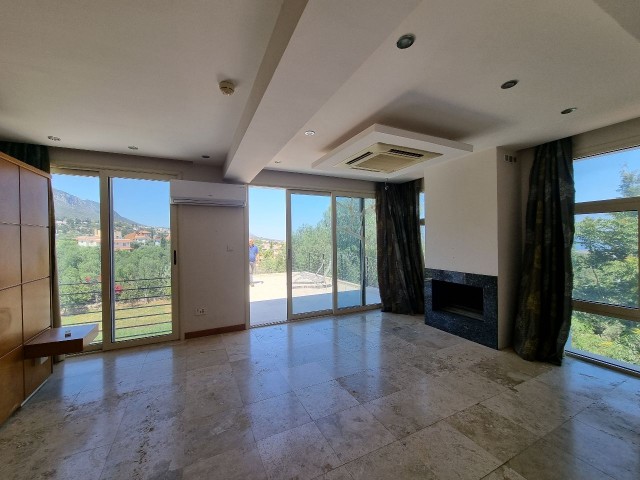 Özel  bölgesinde 4×12 Özel havuzlu geniş 1400m2 bahçe ile olan 3 yatak odalı villa 