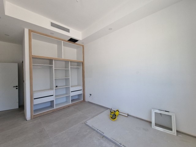 Unsere 2-Zimmer-Wohnungen mit Meerblick, wahlweise mit Terrasse oder Erdgarten, stehen in der Anlage mit Pool zum Verkauf.