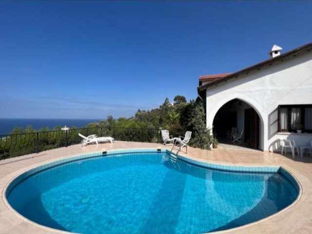 Villa mit atemberaubender Aussicht und privatem Pool