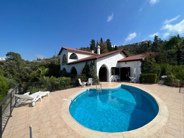 Villa mit atemberaubender Aussicht und privatem Pool