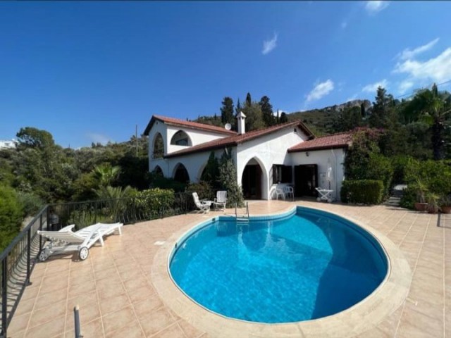 Villa mit atemberaubender Aussicht und privatem Pool