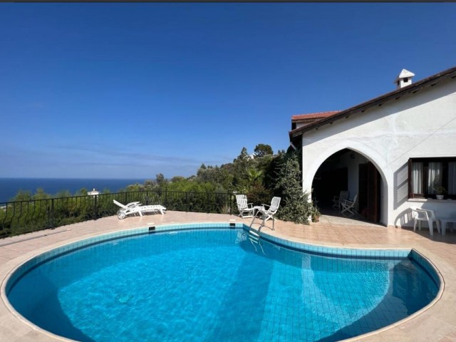 Villa mit atemberaubender Aussicht und privatem Pool