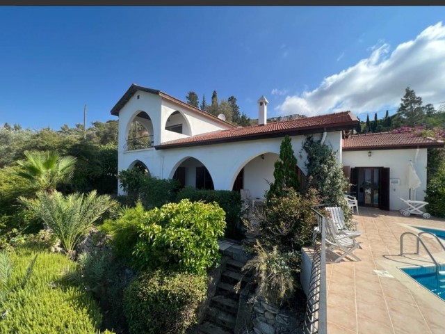 Kyrenia/Kayalar-Villa mit herrlichem Meerblick und Pool