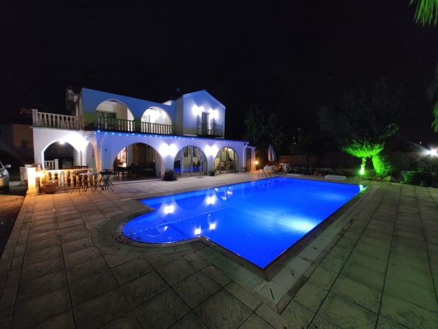 Luxusvilla mit 4 Schlafzimmern und 10×5 privatem Pool auf einer Fläche von 1 Dekar