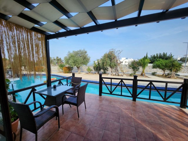3+1 villa for sale in a site with pool in Alsancak