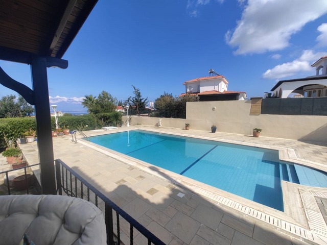 Villa mit 3 Schlafzimmern, Zentralheizung, 10×5 privatem Pool, Meer- und Bergblick