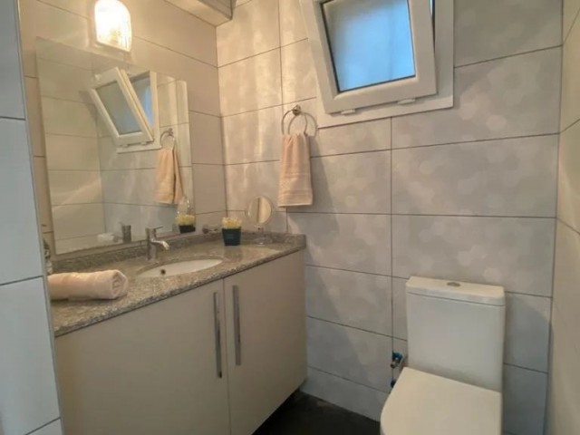 Меблированная квартира с кондиционером и ванной комнатой в центре Кирении.