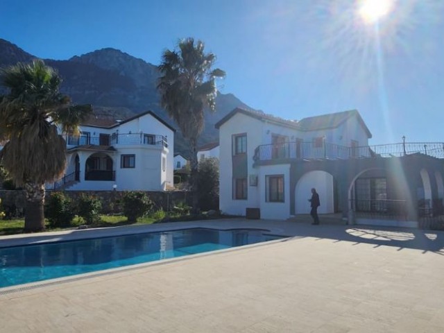 4-bedroom villa with large private pool and stunning views on 1.2 acres