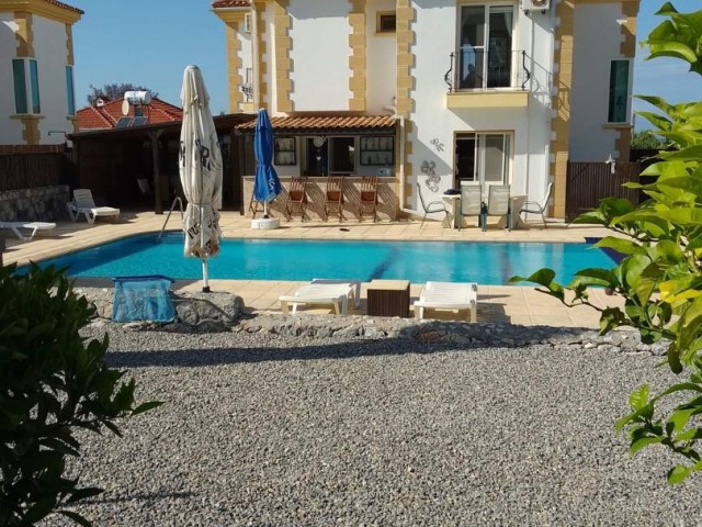Very well-kept semi-furnished 3-bedroom detached villa with private pool and magnificent mountain views