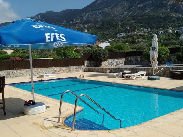 Very well-kept semi-furnished 3-bedroom detached villa with private pool and magnificent mountain views