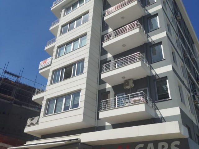 3+1 Wohnungen zum Verkauf an der Hauptstraße in Kyrenia, geeignet für den Büro- und Arbeitsplatzbau 
