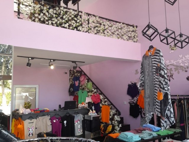 Damenbekleidungsgeschäft in der belebtesten Straße von Kyrenia Karaoglanoglu ** 