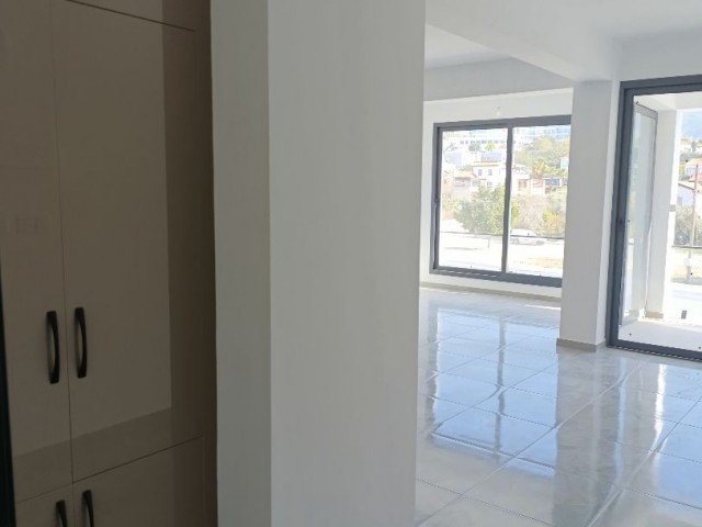 2+1 brandneue Wohnung zum Verkauf mit Gewerbegenehmigung und eigener Terrasse, an der Hauptstraße in Kyrenia Çatalköy.