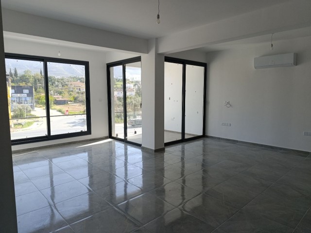 2+1 brandneue Wohnung zum Verkauf mit Gewerbegenehmigung und eigener Terrasse, an der Hauptstraße in Kyrenia Çatalköy.