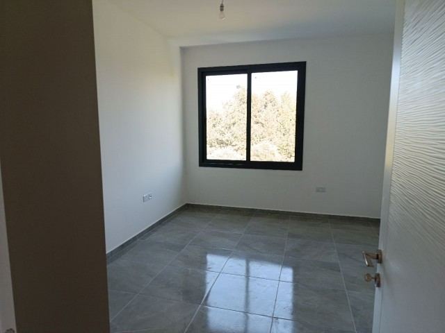 2+1 brandneue Wohnung zum Verkauf mit Gewerbegenehmigung und eigener Terrasse, an der Hauptstraße in Kyrenia Çatalköy.