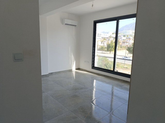 2+1 brandneue Wohnung zum Verkauf mit Gewerbegenehmigung und eigener Terrasse, an der Hauptstraße in Kyrenia Çatalköy.