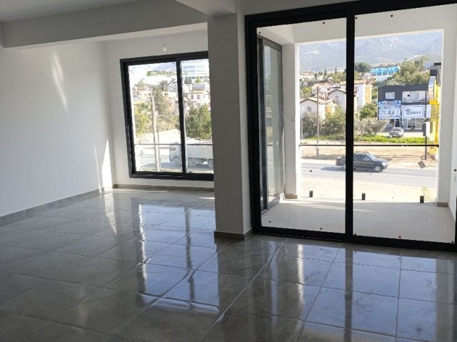 2+1 brandneue Wohnung zum Verkauf mit Gewerbegenehmigung und eigener Terrasse, an der Hauptstraße in Kyrenia Çatalköy.