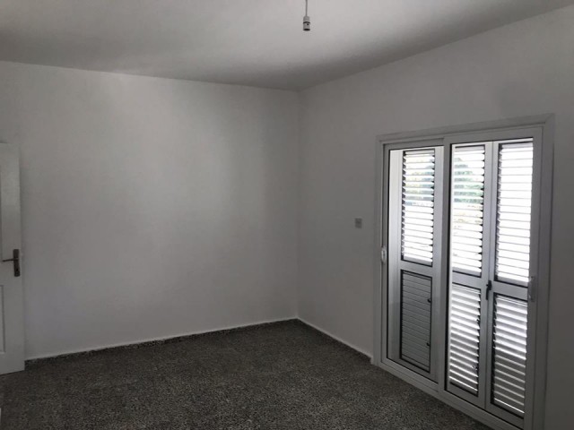 Alsancak'ta 2+1 kiralık 120 m2 müstakil ev 2 dönüm arazisi geniş odaları şöminesi deniz manzarası huzur dolu bir yaşam alanı... 