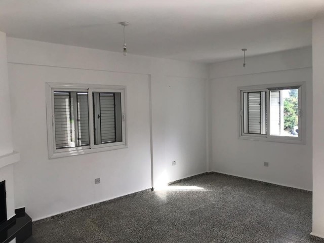 Alsancak'ta 2+1 kiralık 120 m2 müstakil ev 2 dönüm arazisi geniş odaları şöminesi deniz manzarası huzur dolu bir yaşam alanı... 